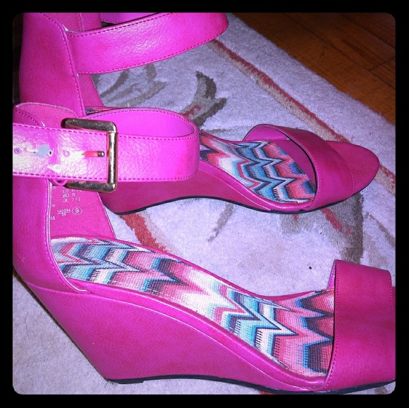pink wedge sandals size 8